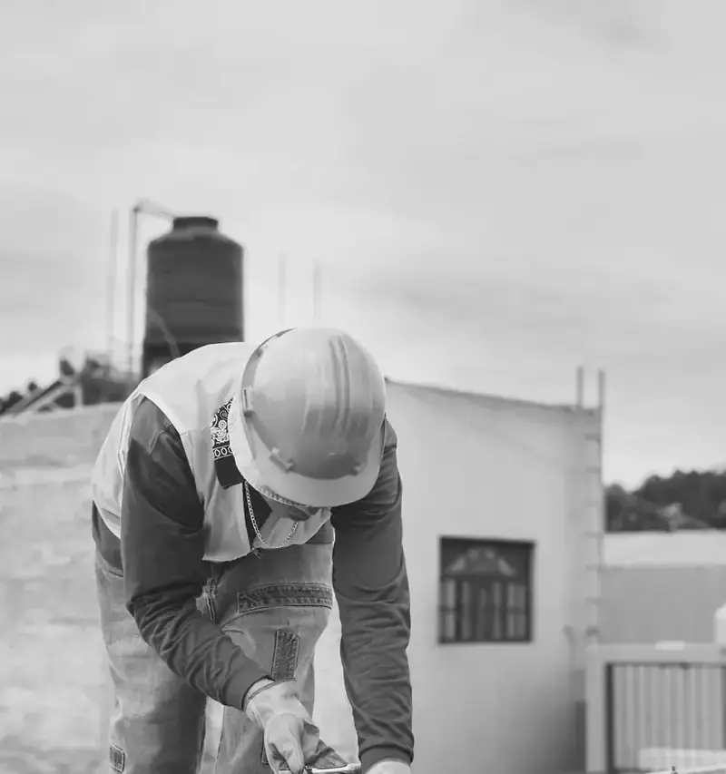 Técnico trabajando en la azotea de una casa